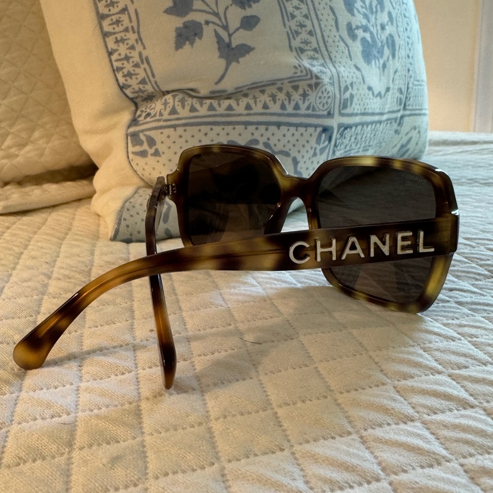 CHANEL tortoise square frame sunglasses